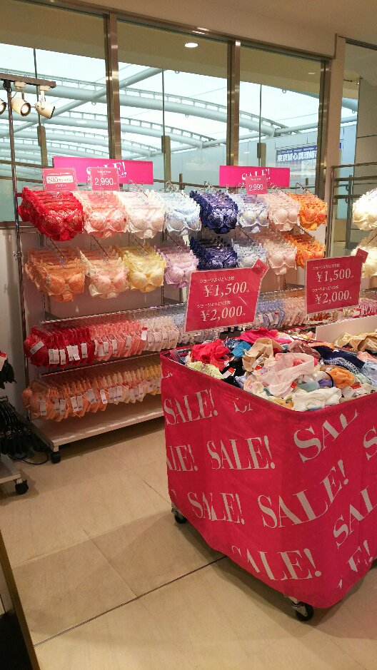 グランデュオ蒲田 アモスタイル 東館３階特設にて アモスタイルbyトリンプスペシャルセール を開催中 人気シリーズの下着から ルームウェアまでスペシャルプライスでご用意しております 東館3階 特設コーナー