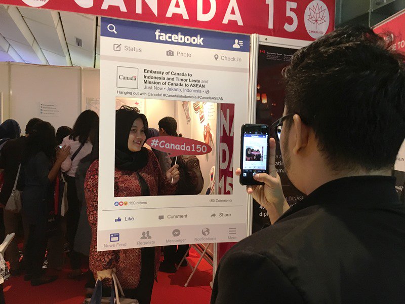 CanadaANASE's tweet photo. Merci d'avoir visité le 🇨🇦 au #CIFP2017. On espère que vous avez apprécié nos quiz amusants, et des cadeaux cool! @AmbCanIndonesie @fpcindo https://t.co/AoIFJeP9i7