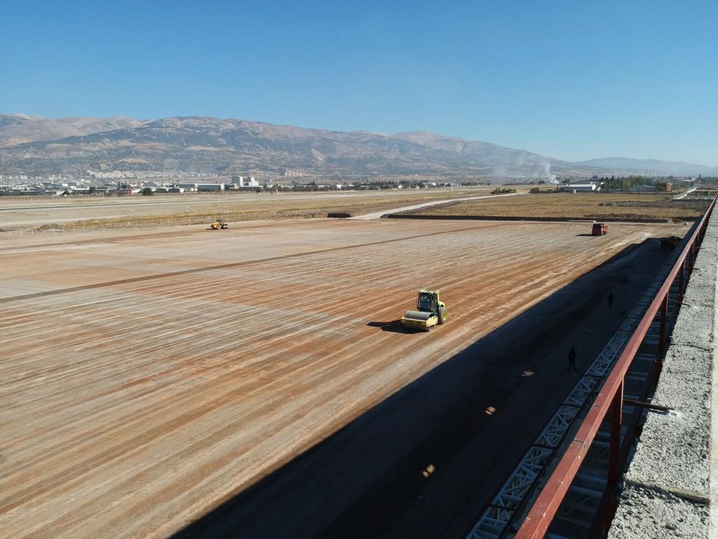Kahramanmaraş Havalimanı inşaatının yapımı hızla devam ediyor 11 Kahramanmaraş Havalimanı inşaatının yapımı hızla devam ediyor 4 Nisan 2026