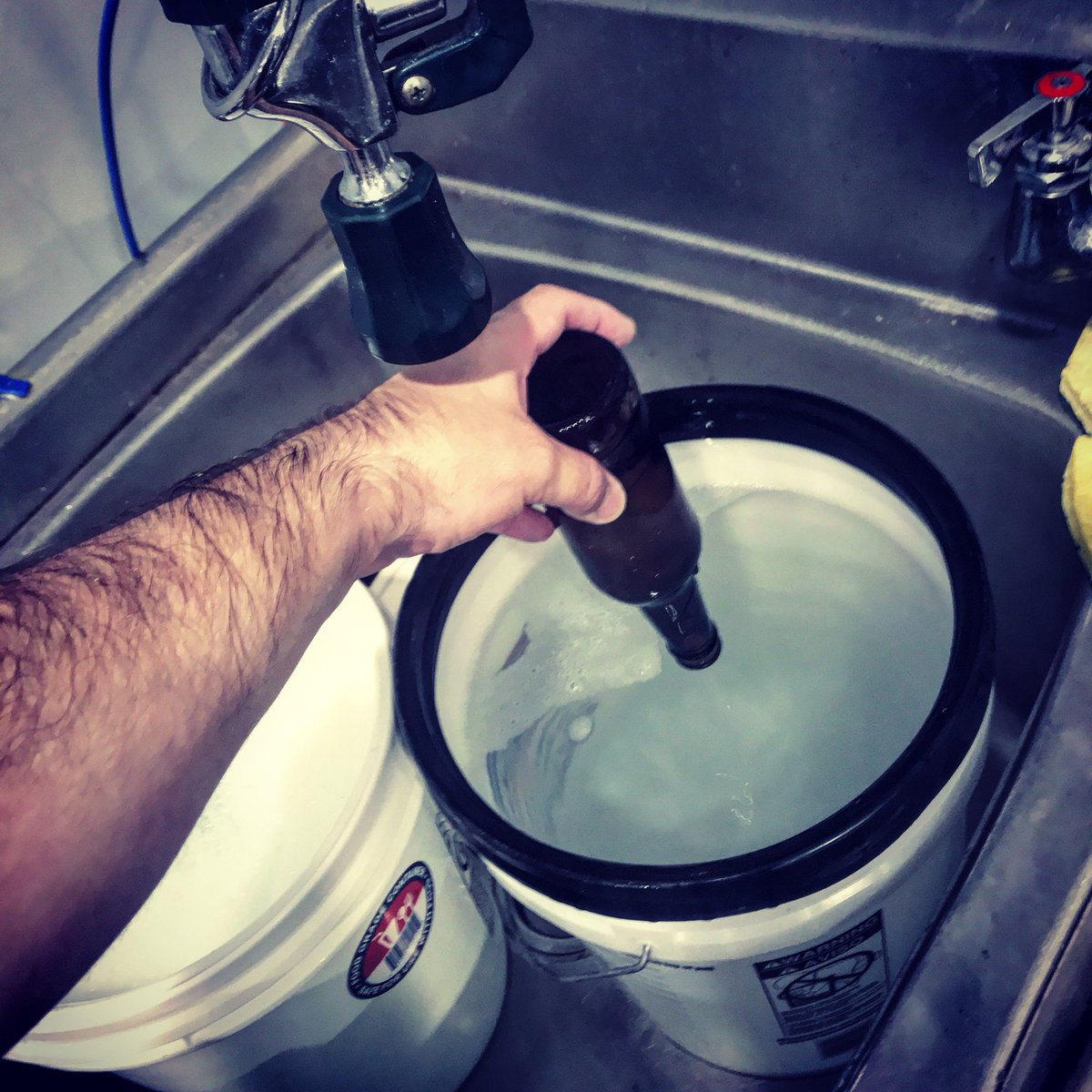 ExtremeHomebrew's tweet photo. Cleaning bottles ... #craft #beer #craftbeer #home #brew #homebrew #homebrewing #drinklocal #extremehomebrew https://t.co/mkyjS7Z1St