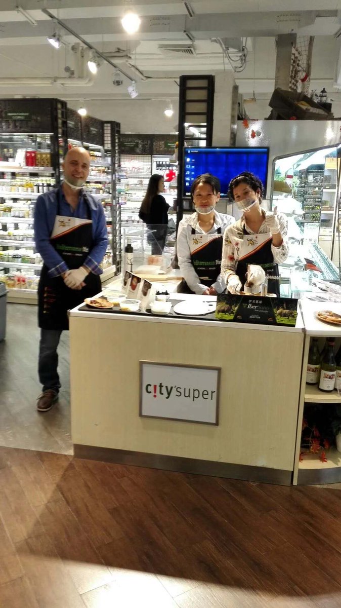 delaiberia's tweet photo. Promoción de Quesos (Lácteos de Castuera) y Jamón (Ibersano), en City Super (IAPM) de Shanghai - China- https://t.co/xdDukqOK1P
