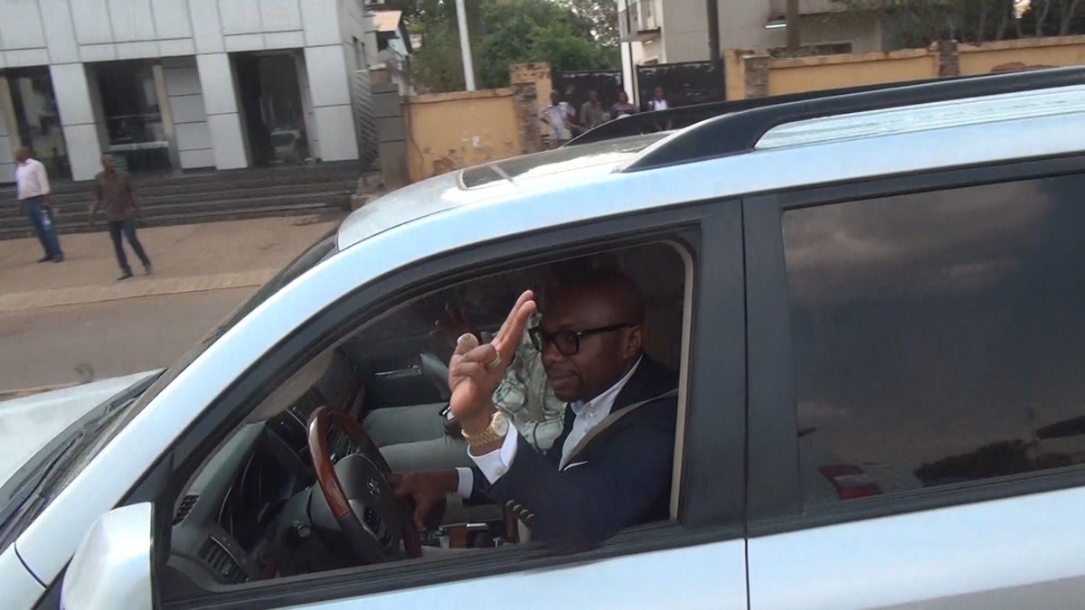 Bravant le dispositif policier et des grenades lacrymogènes, nous avons accueilli <a href="/fatshi13/">Félix A. Tshisekedi</a> à l'aéroport de Lubumbashi. @rassopp