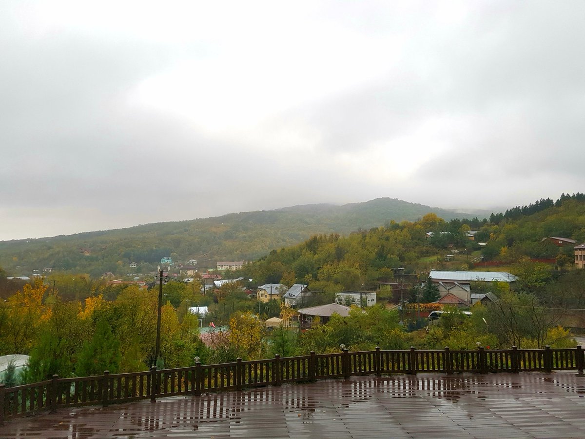 viajar_vivir's tweet photo. Aunque la lluvia no ayuda, estas son las bellas vistas desde #PensiunEaCasacutei en #Monteoru, #Rumania! 🍃🍂🍁 #experienceromania https://t.co/qdsLbaLMV1