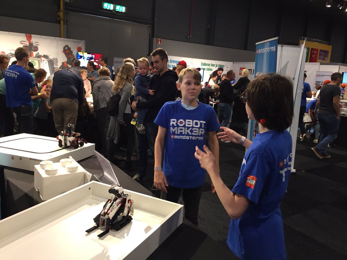 metisrobotica's tweet image. Sinds afgelopen zaterdag zijn leerlingen van onze roboticaclub vrijwilligerswerk aan het doen bij de #mindstorms stand in #LegoWorld! #cool