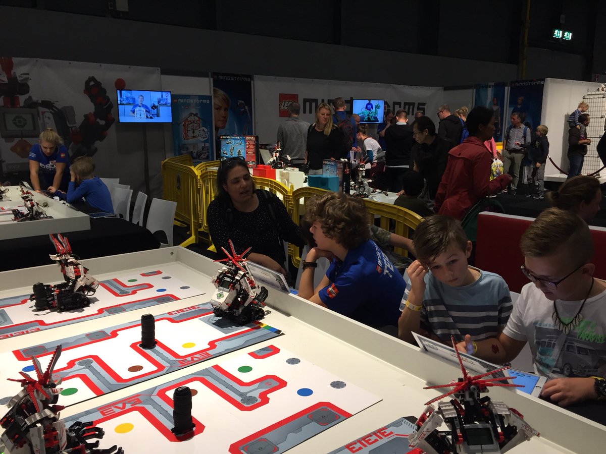 metisrobotica's tweet image. Sinds afgelopen zaterdag zijn leerlingen van onze roboticaclub vrijwilligerswerk aan het doen bij de #mindstorms stand in #LegoWorld! #cool
