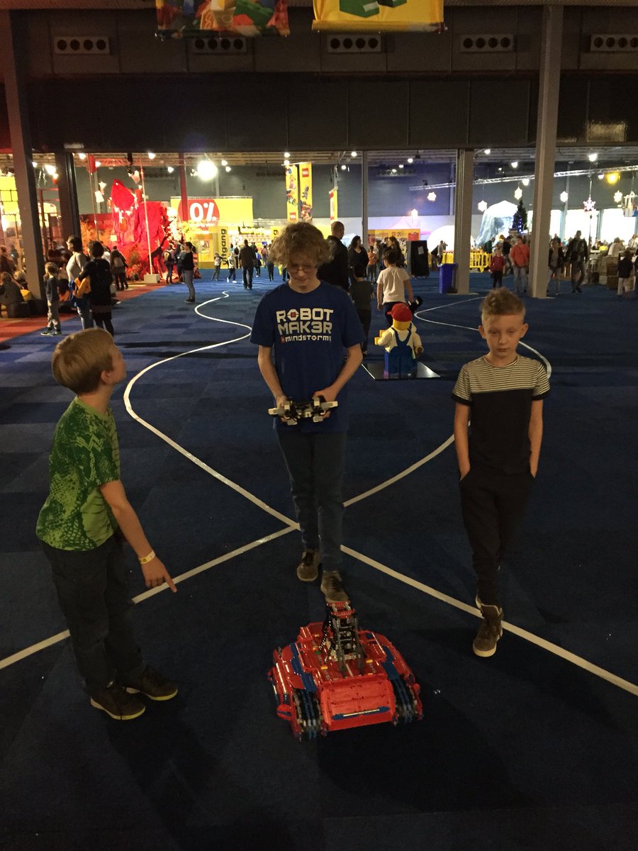 metisrobotica's tweet image. Sinds afgelopen zaterdag zijn leerlingen van onze roboticaclub vrijwilligerswerk aan het doen bij de #mindstorms stand in #LegoWorld! #cool