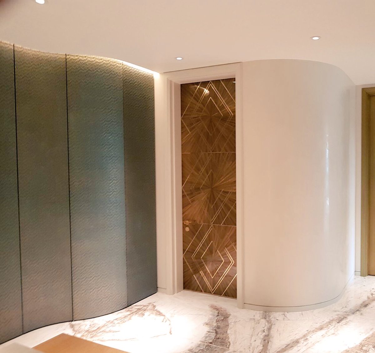 Curved #stuccowall to #officedevelopment in #Mayfair #London #PolishedPlaster #italianplasrter #luxurydesign #luxurywall #interiordesign