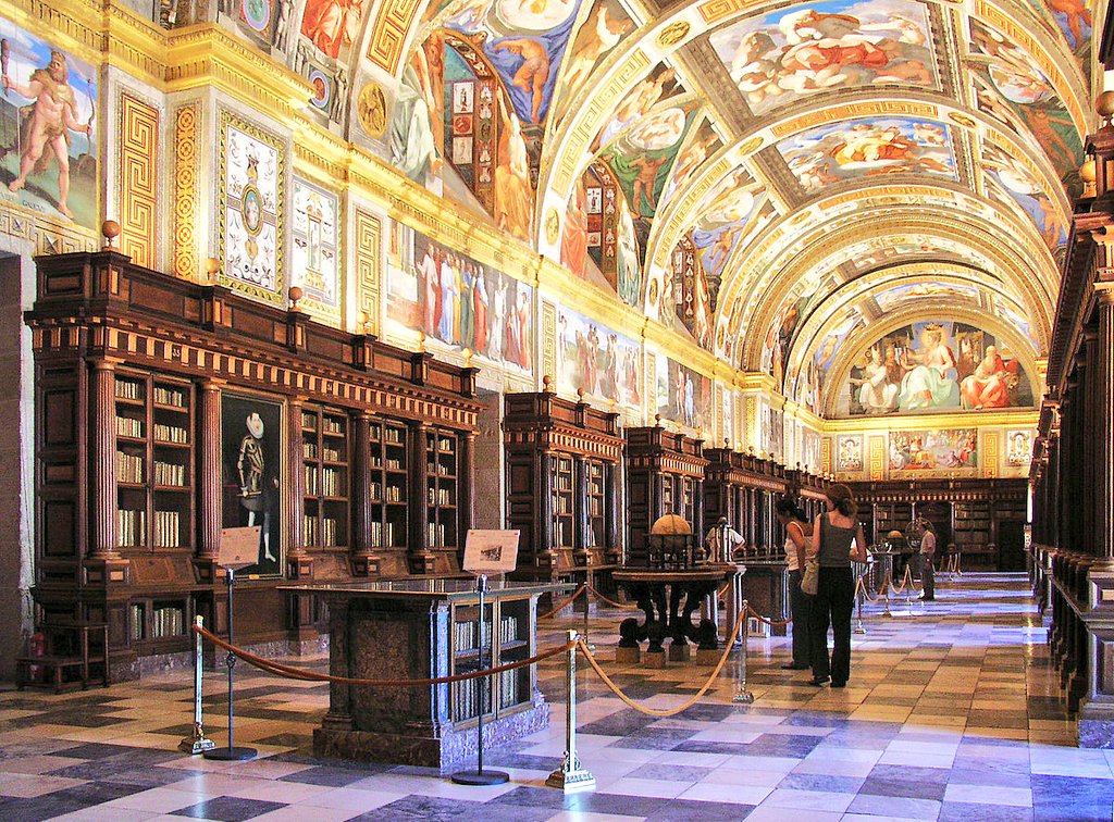 carmen_caesaris's tweet photo. A la Biblioteca del Monasterio de San Lorenzo de El Escorial, fundada por Felipe II, llegaban ejemplares de todo el orbe.
#DíaDeLaBiblioteca https://t.co/TmN3BuHhhr