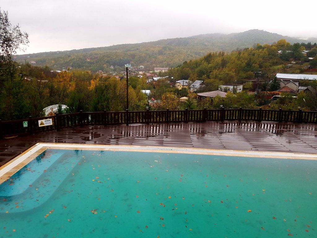 viajar_vivir's tweet photo. Aunque la lluvia no ayuda, estas son las bellas vistas desde #PensiunEaCasacutei en #Monteoru, #Rumania! 🍃🍂🍁 #experienceromania https://t.co/qdsLbaLMV1