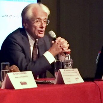 gilbertannette's tweet photo. Hier conférence de @pascalperrinea1 dans le Grand Salon comble sur les solidarités face aux populismes https://t.co/CtwrjJ65Rg