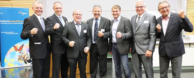 VDMAonline's tweet photo. Anwenderforum von VDMA Ost und #VDWF - Paradigmenwechsel gefordert - Mitarbeiter bleiben wertvolles Gut https://t.co/oKfKpNwsek https://t.co/DLI3G8aNK1