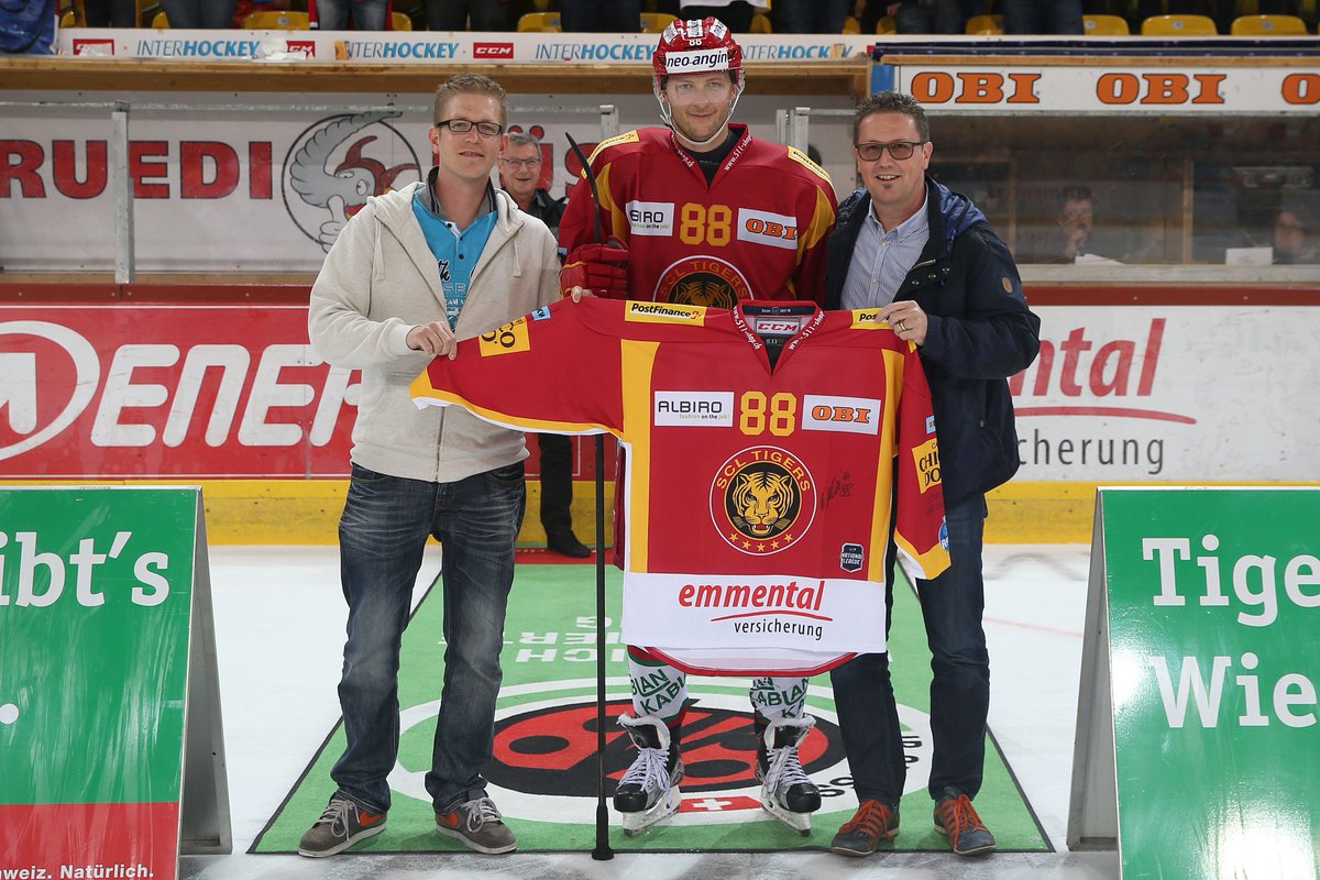 Trikotübergabe von unserem "Patenkind", Stürmer Thomas Nüssli von den SCL Tigers:

laminair.ch/news/?tx_ttnew…
