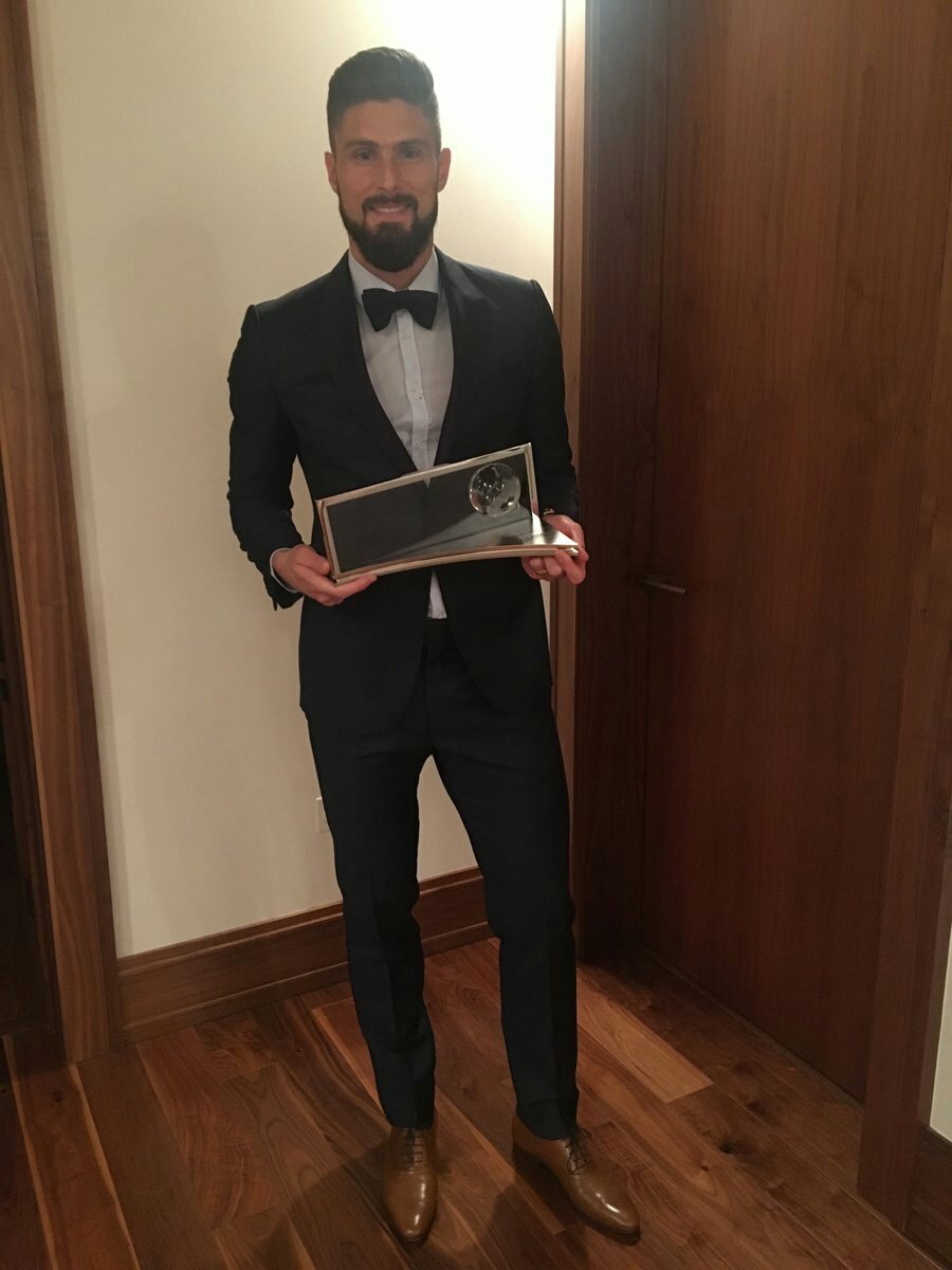 "Giroud mah lari-lari doang kerjaannya, striker macem apa itu, gak bisa golin". And then: