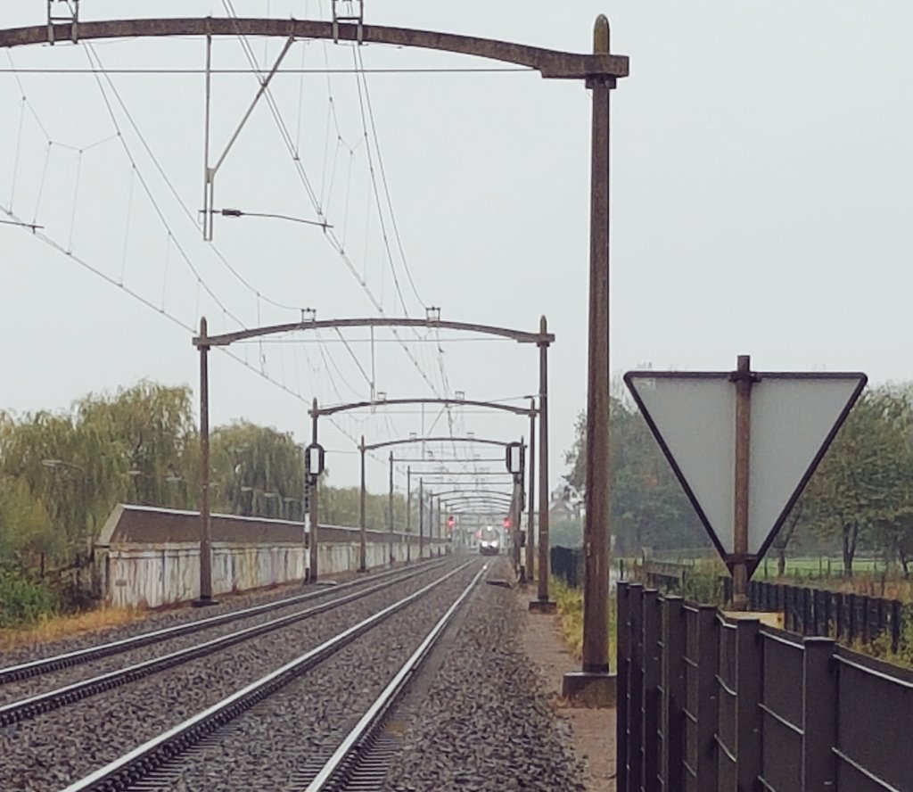 ICB_Tanja's tweet photo. Melding #gestrande #trein te #Helmond. #Machinist gaat ombouwen en proberen weg te vervolgen. #Incidentenbestrijding is t.p. #ProRail https://t.co/VnJkwhasdg