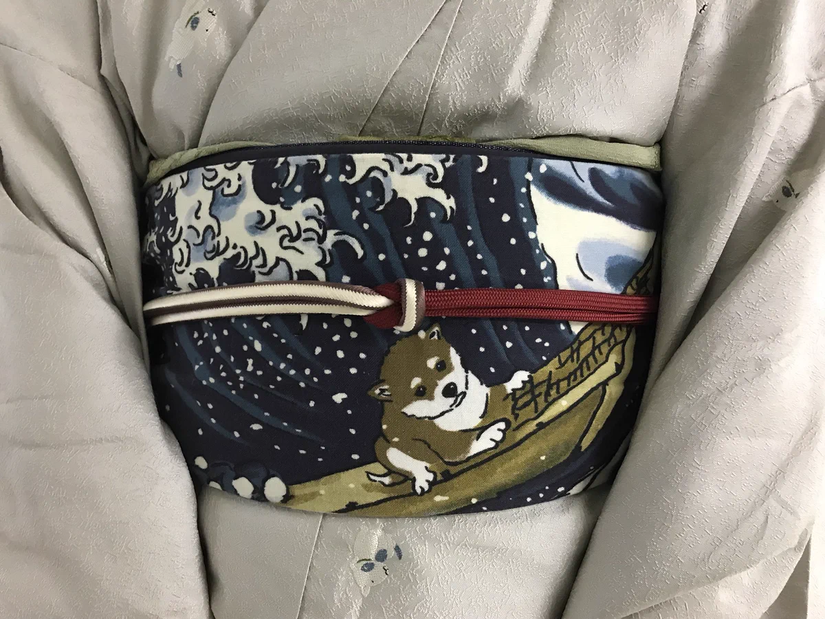 富嶽三十六景で柴犬が波乗ってる！偶然出会ったご婦人の帯が素敵すぎた…っ