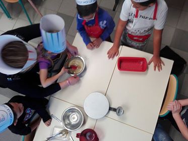 SemaineduGout's tweet photo. Quelques photos de Leçons Goût de toute la #France, n'hésitez pas à nous envoyer les vôtres ! 👨🍳👩🏫🇫🇷 https://t.co/btJKEFO5XD #LeGout2017 https://t.co/WeixJMoU7e