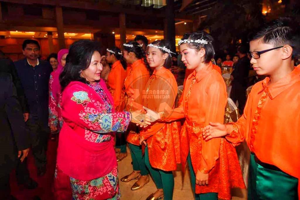 bernamadotcom's tweet photo. Isteri perdana menteri Datin Seri Rosmah Mansor hadir majlis hi-tea Deepavali anjuran Bakti dan Royale Chulan Kuala Lumpur https://t.co/urnxBXPr81