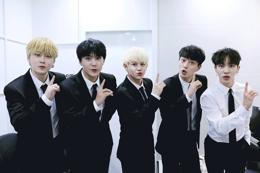 goodflower14's tweet photo. バンザーイバンザーイ

#하이라이트 #어쩔수없지뭐
#Highlight1stwin 🏆
#CanBeBetter1stwin 🏆 https://t.co/9a85g6HKi0