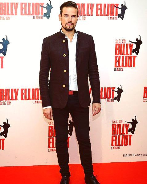 FansRaulFuentes's tweet photo. Aún impresionado por el talento de todo el equipo d @billyelliotelmusical #NOOSLOPERDAIS 
#EstrenoVIP #BillyElliot #Photocall  @Raulcantante https://t.co/o3q0o5sZiq