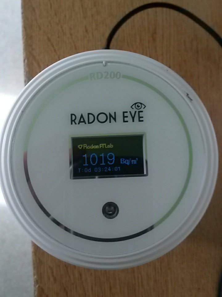 Mesure de #radon dans une #école du #Morbihan avec <a href="/radonFTlab/">RadonFTlab</a>  ...conforme à la mesure passive de l hiver dernier ! + de 1 000 Bq/m3...