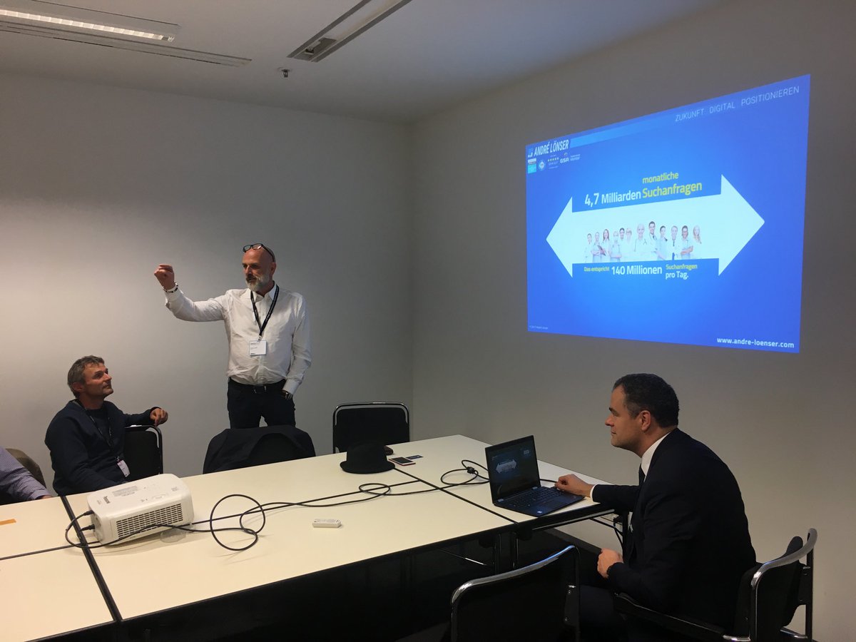 joergansorg's tweet photo. Orthinform Showroom auf dem #DKOU2017. Das neue Patientenportal des #BVOU. Mit @andre_loenser und @joergansorg. https://t.co/eKDEgpVCLg https://t.co/f0YdQDAYdj
