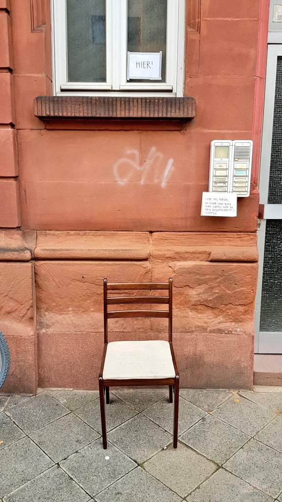 Ich bekomme ein wichtiges Paket und habe das Duschproblem mit zwei Zetteln und einem Stuhl gelöst.