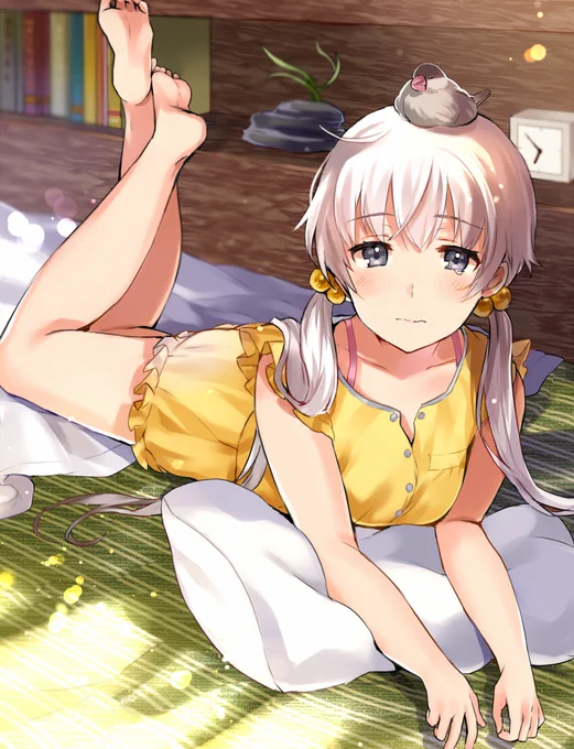 文鳥の日らしいので、C92イラスト集「TORIBON」から寝起きの文鳥と女の子。 #文鳥の日 