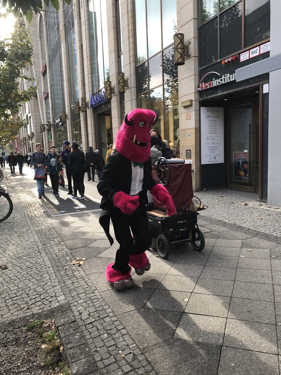 Wanted: Mr. Nee Wollah Belohnung: 10 mal 100 Euro Shopping-Gutscheine für dein Selfie. Alle Infos: dasschloss.de/neewollah
#NeeWollah