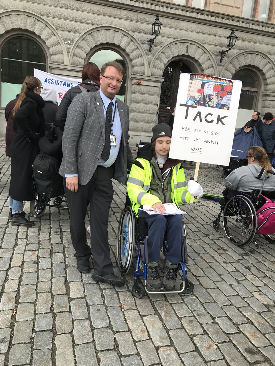 beckmansasikter's tweet photo. De socialdemokratiska statsråden och s riksdagsledamöter lös med sin frånvaro på den stora manifestationen för LSS utanför @Sverigesriksdag https://t.co/M01T1DUWXx
