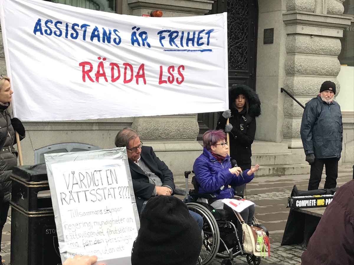 beckmansasikter's tweet photo. De socialdemokratiska statsråden och s riksdagsledamöter lös med sin frånvaro på den stora manifestationen för LSS utanför @Sverigesriksdag https://t.co/M01T1DUWXx