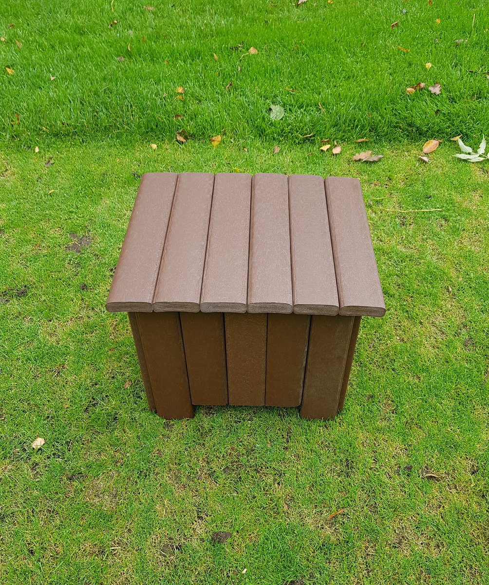 DayLinks1's tweet photo. Smart New Solid Recycled Brown Divot Boxes on the 17th Tee @LambourneGolf in Buckinghamshire 
#divotmix #divotrepair https://t.co/ObCBhxWNwz