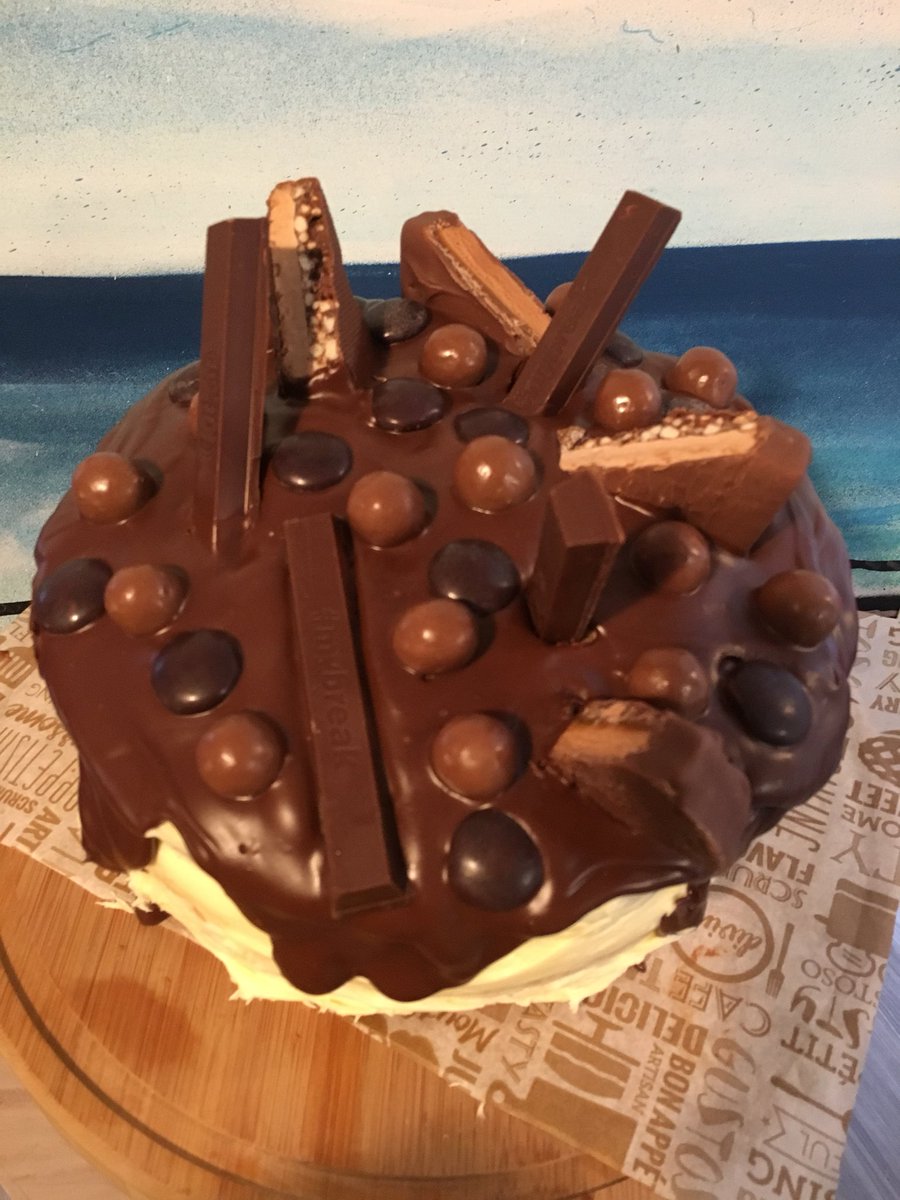 goodgutgurus's tweet photo. Omg! Double decker kit Kat heaven... come and get yourself a slice, half term treat! #cloud9wellbeing #susanandrachel #coffeeshop #cakes https://t.co/3CnmDupGFF