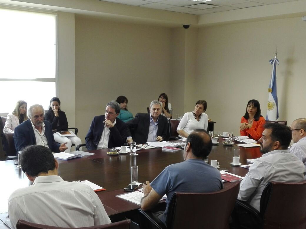 alejandrocvidal's tweet photo. #AHORA en Comisión de #AsuntosConstitucionales trabajamos en los proyectos que reglamentan los mecanismos de #DemocraciaSemidirecta https://t.co/F4XfweOt2q