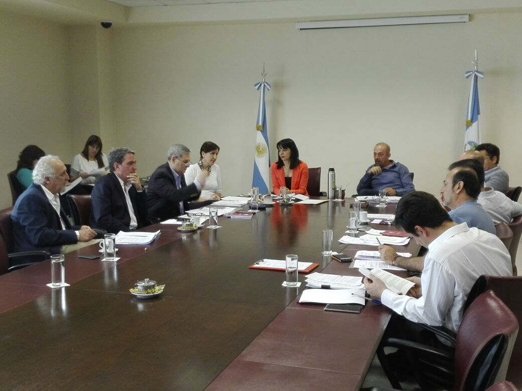 alejandrocvidal's tweet photo. #AHORA en Comisión de #AsuntosConstitucionales trabajamos en los proyectos que reglamentan los mecanismos de #DemocraciaSemidirecta https://t.co/F4XfweOt2q