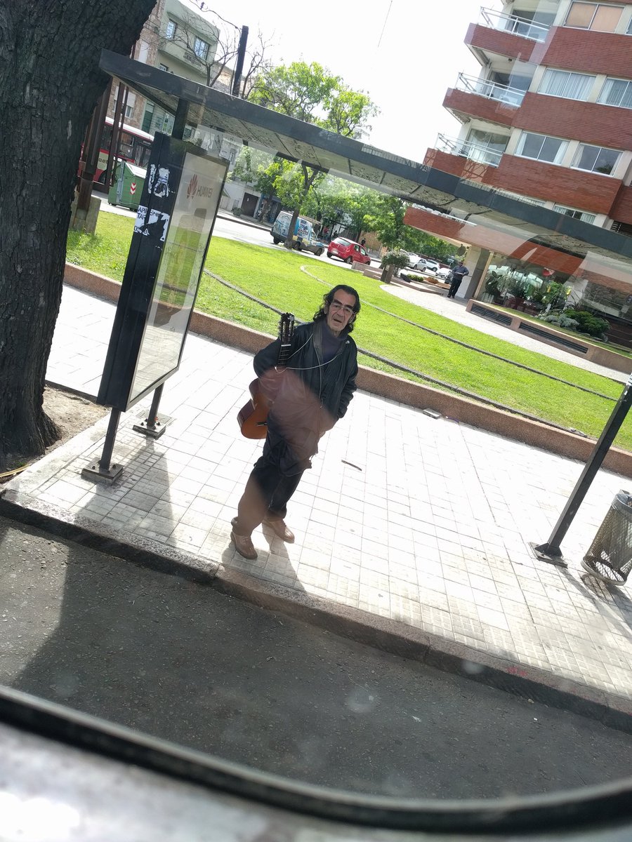 Venía en un bondi que no le paró, un EXCELENTE comienzo de jornada.