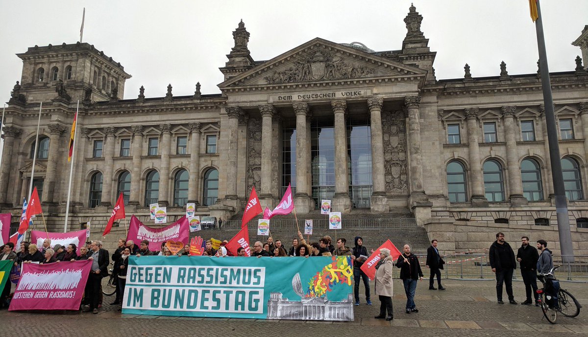 GRIB_Demo's tweet photo. Unser #GRIB-Banner "Gegen Rassismus im #Bundestag" heute vor der konstituierenden Sitzung vor dem Reichtagsgebäude - Foto: @Netzengel https://t.co/A8e7Sr6vn7