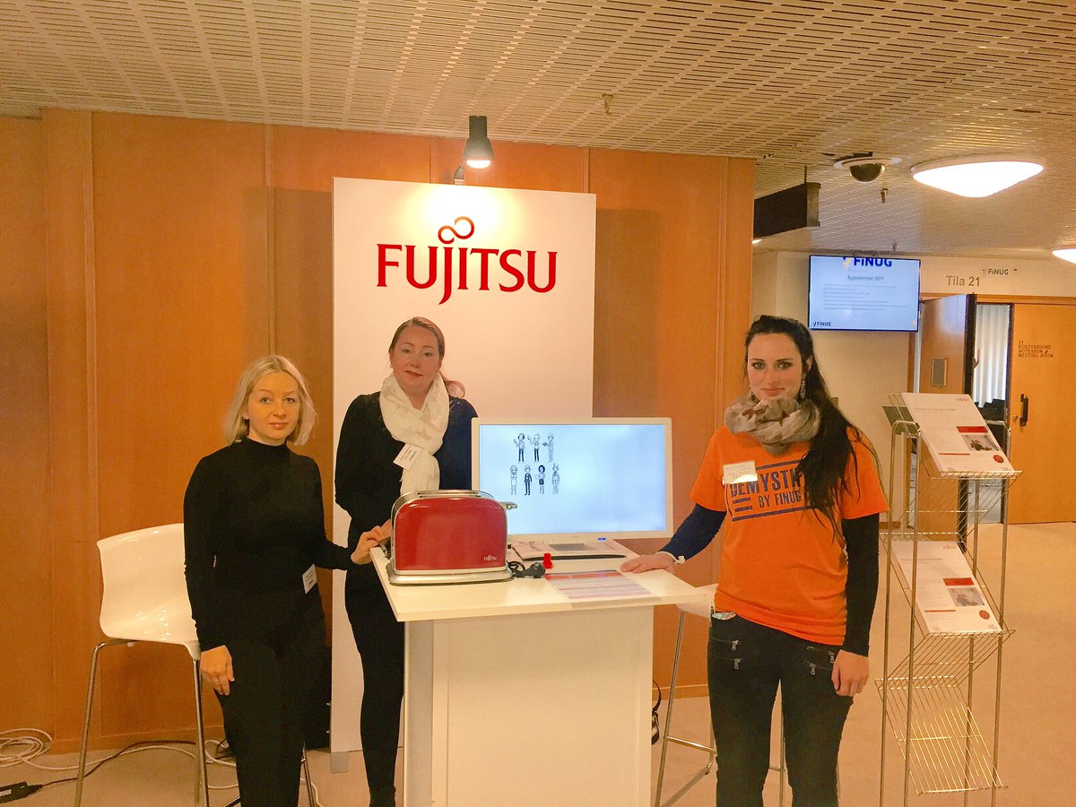 mari_strang's tweet photo. @Fujitsu_FI mukana #FINUG päivässä, tule ja kuule vuoden 2018 kujeet!Haaga Helian opiskelija keskusteli meidän kanssa digitransformaatiosta https://t.co/q6gPS18c2J
