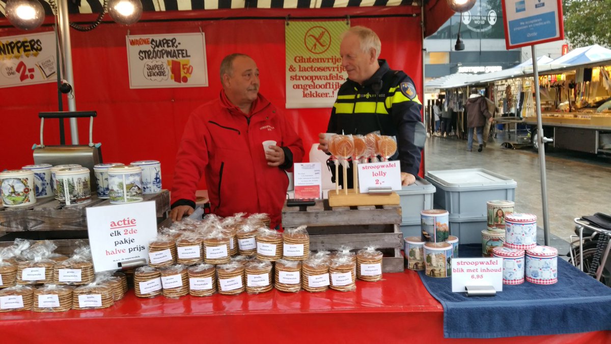 B_Visschedijk's tweet photo. Altijd gezellig #marktpraat HJ v Heekplein Enschede @KomUutTwente #wijkagent #politie https://t.co/Hwd83Xvi1S