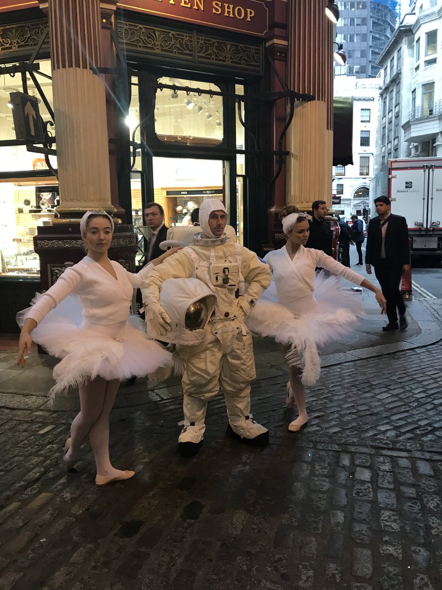 SLGriff19's tweet photo. You never know who you might bump into on the way to work! @LeadenhallMkt @LondonLmg #londonmakesitpossible https://t.co/yltLFWZjJi