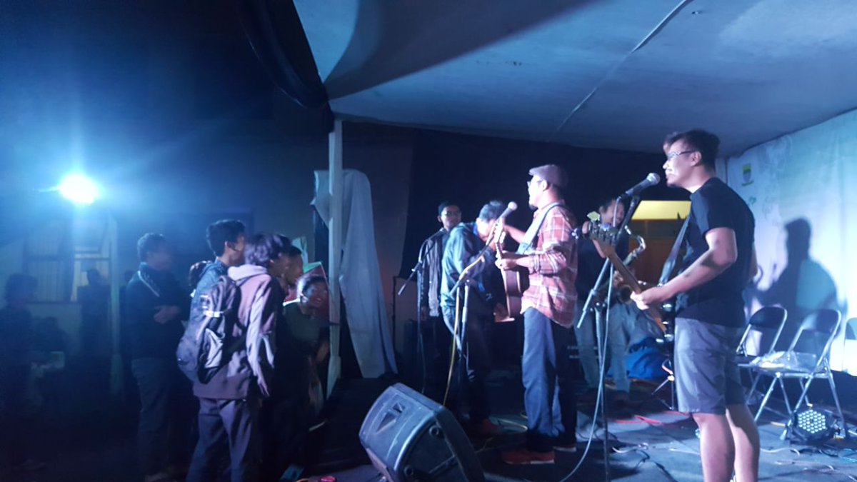 adewhabtsa's tweet photo. Penampakan acara Bincang dan Dendang album musikalisasi: Pohon Mahoni, semalam di Ged.PKM UPI. Guliran Pesta Sastra Indonesia-Seni Bandung. https://t.co/tClU0tXPQj