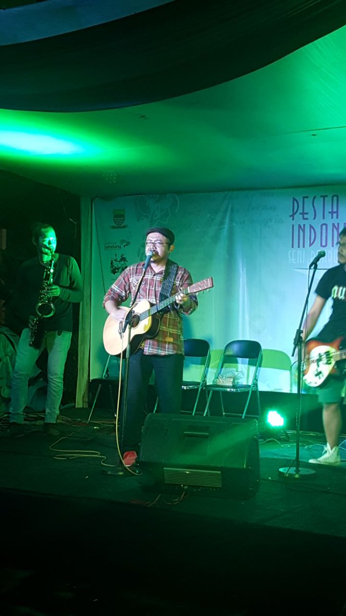 adewhabtsa's tweet photo. Penampakan acara Bincang dan Dendang album musikalisasi: Pohon Mahoni, semalam di Ged.PKM UPI. Guliran Pesta Sastra Indonesia-Seni Bandung. https://t.co/tClU0tXPQj