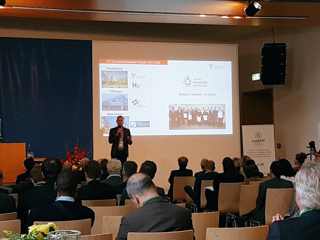 #BioRN2017 We moved to the 3-min short talks with <a href="/PEPperCHIP/">PEPperPRINT - Antibody Epitope Discovery Services</a> <a href="/sciomics/">Sciomics GmbH</a> @tronmainz and many more!