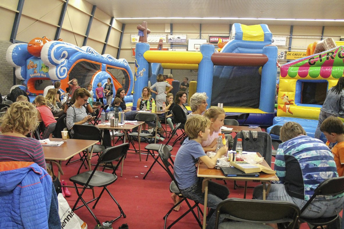 Kleine 500 kinderen in speelparadijs WOUDENBERG De Camp was dinsdag 17 en woensdag 18 oktober omgetoverd in een ... twib.in/l/xXa8dRynLnyX