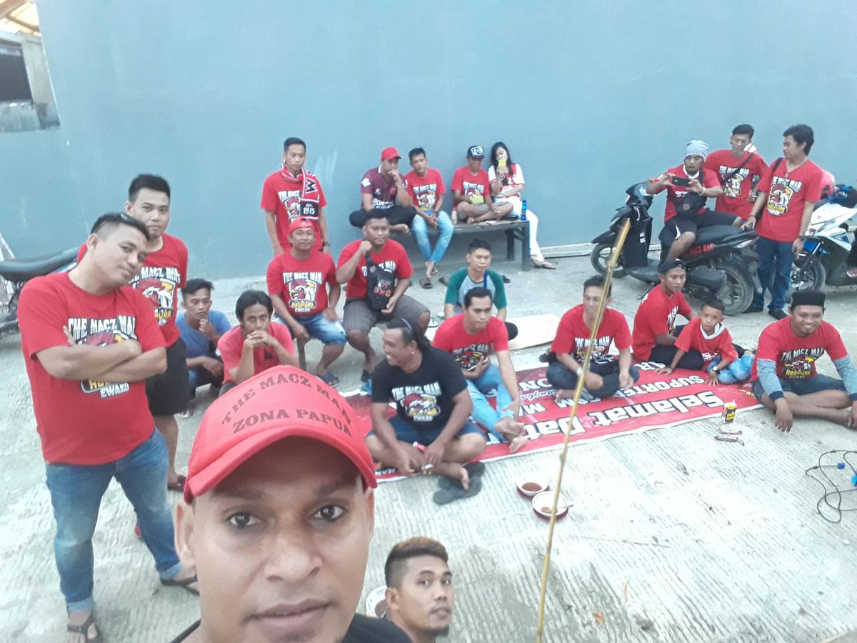 MaczmanJayapura's tweet photo. suasana nobar di depan mabes kami. #SpiritPasukanRamang
#SultanHasanuddin
#Ewako https://t.co/91XjQLN9yy