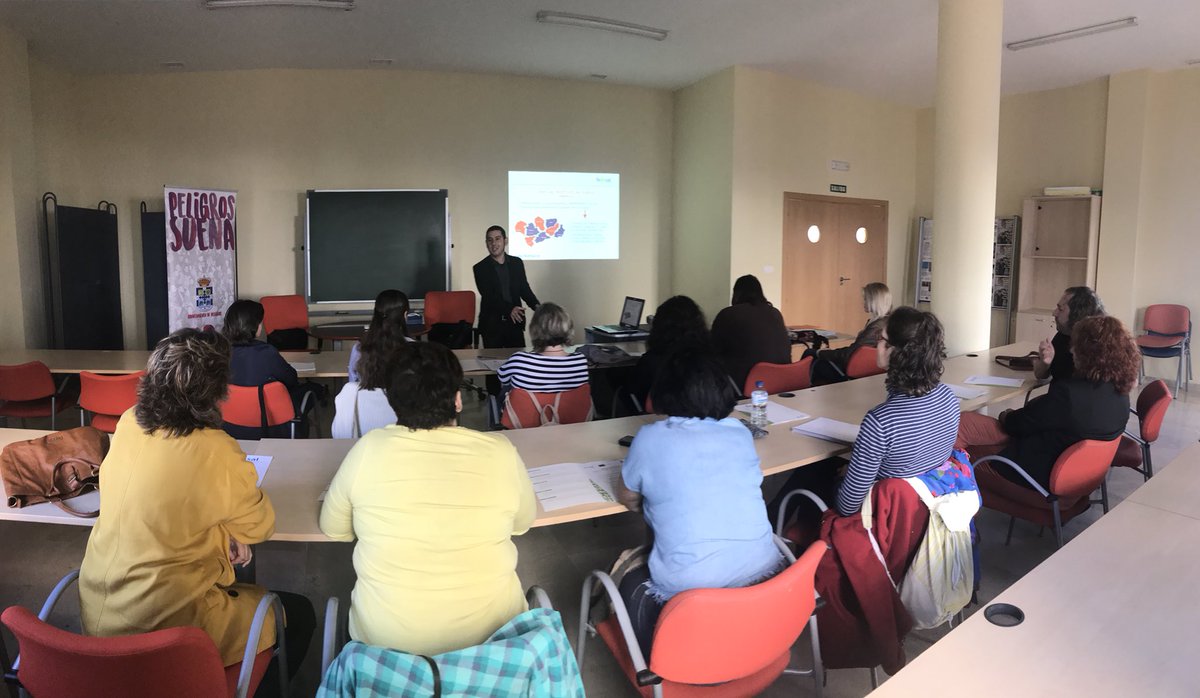 PeligrosSuena's tweet photo. Recibiendo los mejores consejos de la mano de @feansalgranada en las Jornadas Emprend.es #dePeligros #peligrossuena https://t.co/E4RYQtnBMT