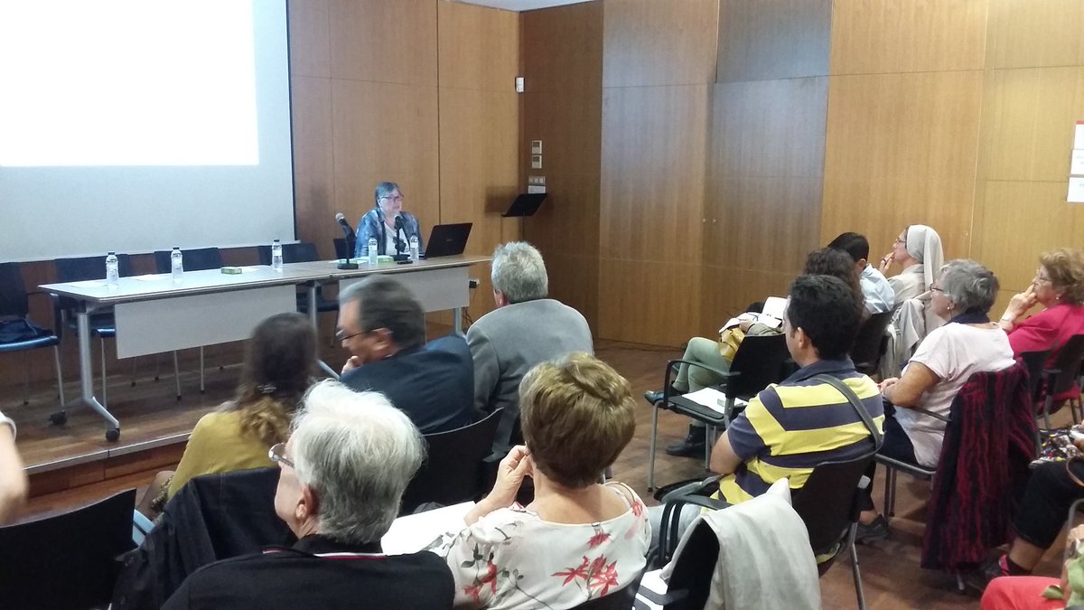 AranGZ9's tweet photo. C. París ens explica el paper de la infermeria en el dolor #dolorcrònic #Platóalbarri #jjee2017 https://t.co/2gtPAiFPpu