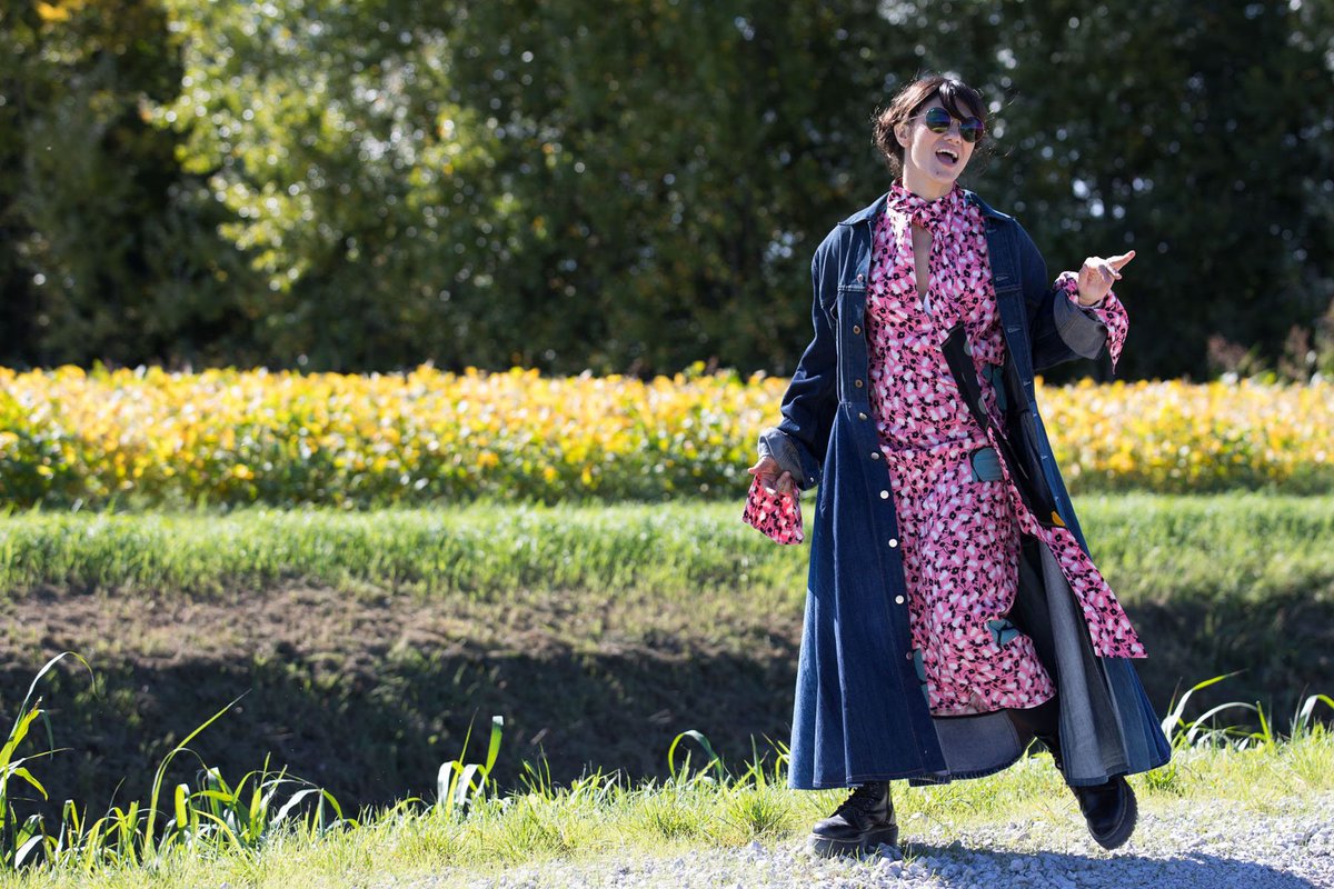 BookModaMag's tweet image. Nel video del nuovo singolo @elisatoffoli sfoggia tre &quot;pezzi&quot; firmati @marniofficial. I #look su #bookmoda: bookmoda.com/2017/10/24/eli…