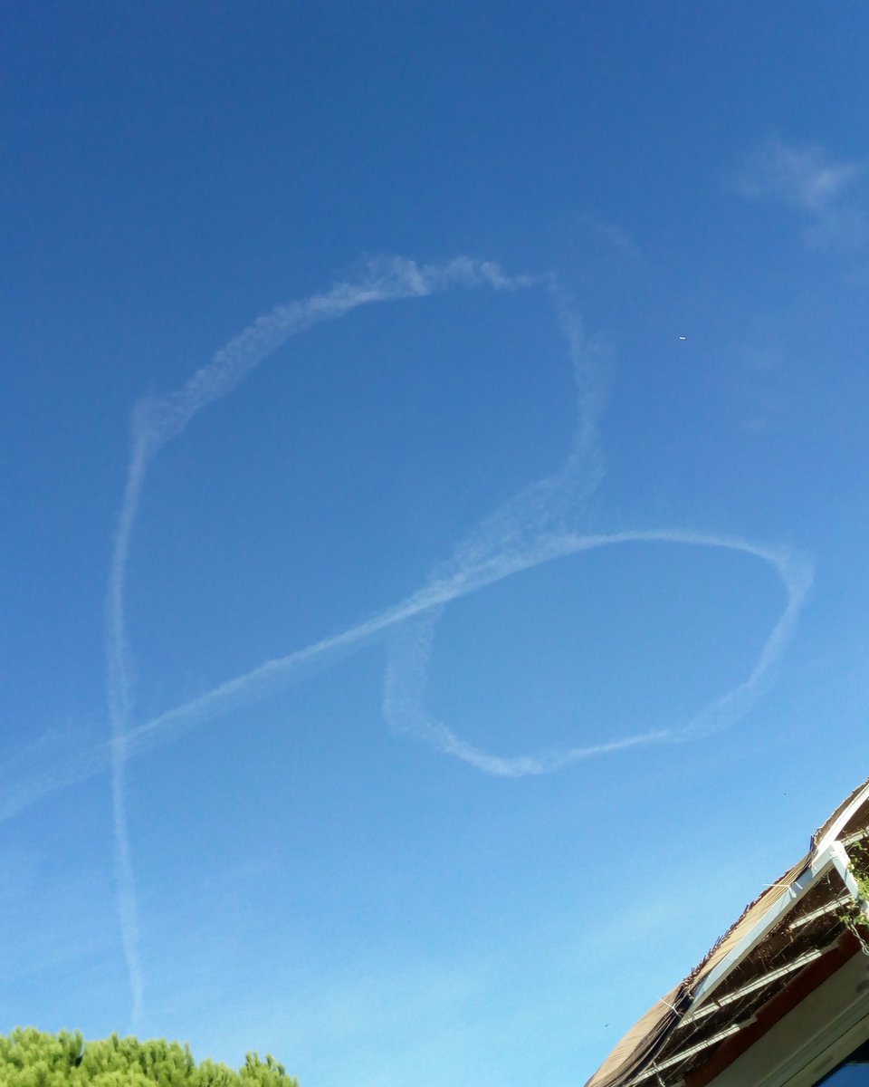 rochettehelene's tweet photo. Quand le pilote s'amuse! 
#mauvaiseroute
#avion https://t.co/g3krpORVUI
