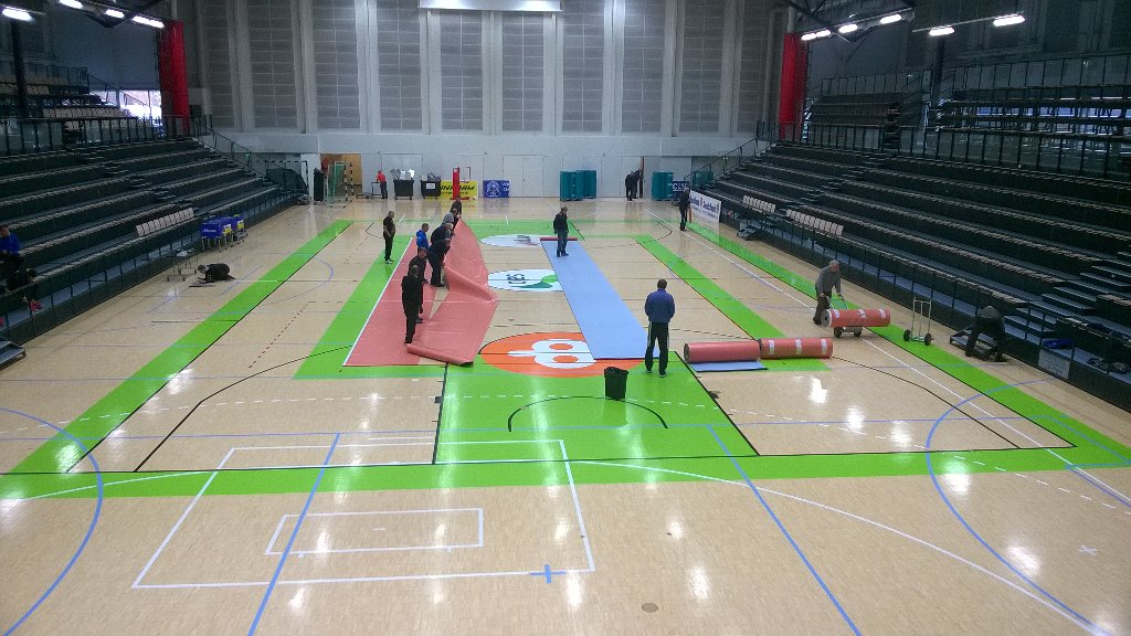 Näin käynnistyi Salohallin "rakentaminen" Mestarien liiga-areenaksi Salon Viesti Ukkomiesten voimin. <a href="/CEVolleyballCL/">Champions League Volley</a>