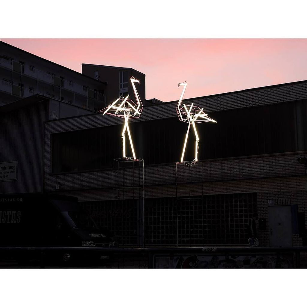 @tizianbaldinger sculpture "Loving Flamingos" for @knotenpunkthh 2017.

#affenfaustgalerie #tizianbaldinger #flamingos #theskywaspink #hamb…